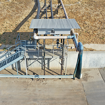 Transmetteur ultrasonique de niveau de liquide pour les réservoirs d'assainissement des décharges.