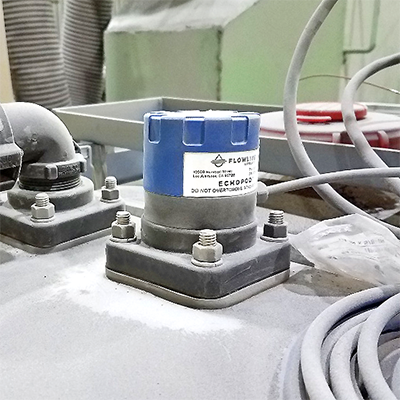 Transmetteur ultrasonique de niveau de liquide pour réservoir de neutralisation des eaux usées