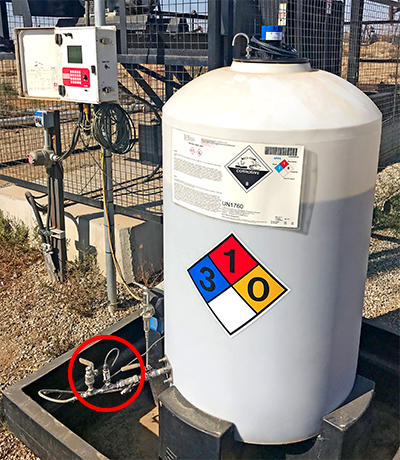 Transmetteur de niveau ultrasonique pour réservoir d'alimentation de produits chimiques dans les champs pétroliers.