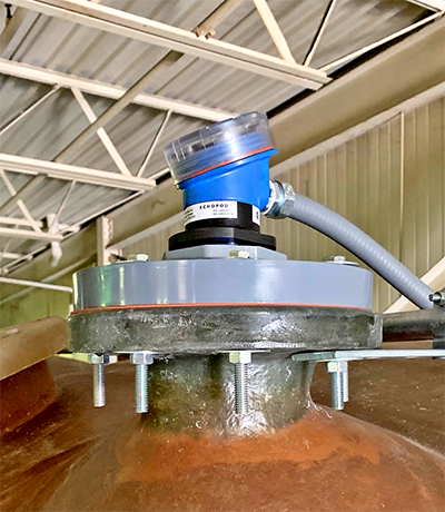 Transmisor de nivel de líquidos por ultrasonidos para tanques de almacenamiento de productos químicos a granel