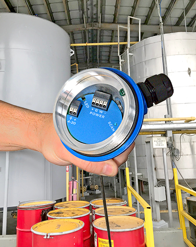 Transmisor de nivel de líquido de onda guiada para tanques de almacenamiento de productos químicos con motor DEF