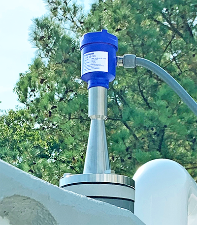 Transmisor de nivel de líquido por radar para tanques de hipoclorito de sodio