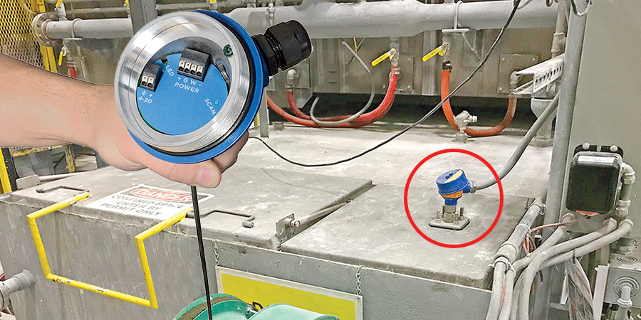 Sensor de nivel de líquido de onda guiada para tanques de proceso de cromado