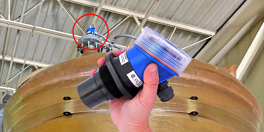 Sensor de nivel de líquido por ultrasonidos para tanques de almacenamiento de productos químicos a granel